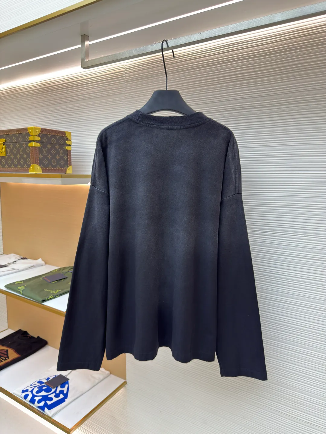 Acne Studios 1966 mud-dyed washed and distressed long sleeves ●Authentic product: purchased and developed by 2224 ●Item number: 1680630-A15 ●Fabric: super soft cotton fabric ●Technology: washed and distressed ●Version: loose fit ●Weight: about 425 grams ●Size: S-M-L-XL ●Description: Made of ultra-soft pure cotton fabric, garment-dyed, washed and distressed, the chest part has a dirty feel, and the lower part shows a gradient effect. The neckline is slightly frayed to better fit the overall tone. The overall line is straight and delicate, the fabric is comfortable and soft, and the color is consistent without color difference. It can be matched with the same style to create a fashionable look and control various occasions. Customized accessories, complete with three standards, the same style for men and women!